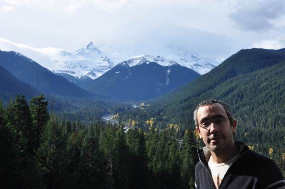 Entre nuvens, lá está o gigante Mount Rainier, no estado de Washington, oeste dos Estados Unidos